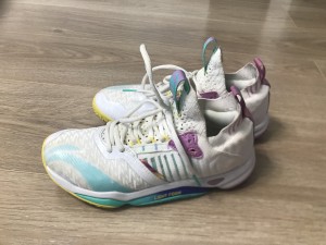 Продаю БУ Кроссовки для бадминтона Dagger 4.0 (белые) Li-NING AYAR002-1